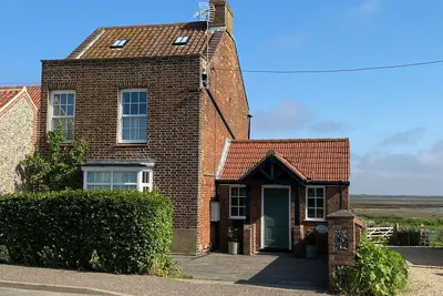 Image de Superbly located cottage with coastal views.