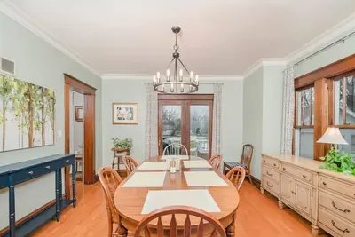 Image de Character Home on Harney - 3 bedroom, 2 bath