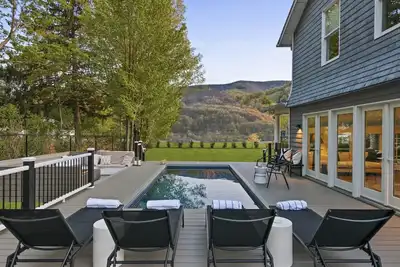 Located in the heart of Hunter, w\/ direct views of the slopes, walking. . .