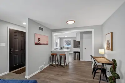 Image de Home Away from Home -10 minute walk to Lambeau and Titletown district.