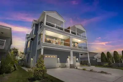 Image de New Construction - Custom Beach Home - Steps to Beach and Park