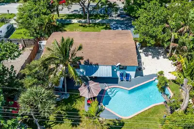 Image de Pool house near the Beach. We’re pet-friendly!