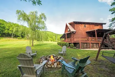 Image de Creekside Log Cabin with Hot Tub in Smoky Mountain. Easy access no steep hill.