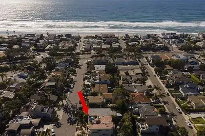 Image de Steps to the beach & the track with a beautiful roof deck view & room to relax