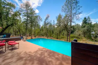 Image de Kokanee Grove ~ Shasta Lake 2ac Estate ~ Pool/HotTub/GameRoom ~Central Location!