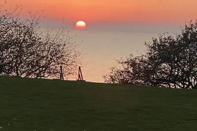 Image de Romantic Huron Waterfront Cottage\/ pet friendly \/ Hot tub\/ OutShower\/ pool
