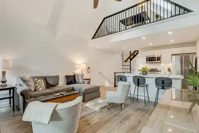 Image de Hospitable condo with wood-burning fireplace, washer/dryer, deck, & balcony