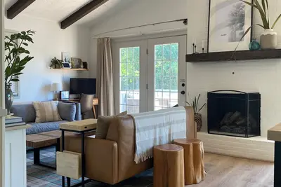 Image de Remodeled lake cottage with walking distance to the beach