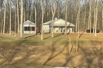 Image de Cozy Country Getaway Cabin Barndominium on 115 wooded acres