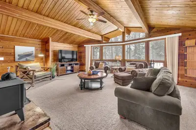 Image de Rocky Cliff Retreat at Davis Lake
