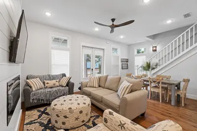 Image de Located Near Shopping and 30a, this Home Has it All. Including a Community Pool Steps Away!