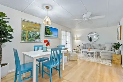 Image de Treehouse Walk to Beach Siesta Key! Lake & Pool