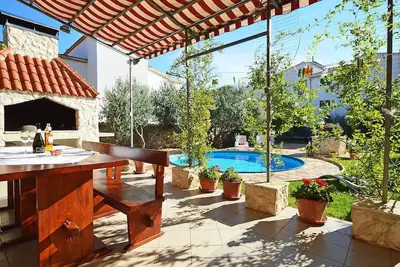Image de Complexe De Trois Appartements Avec Piscine