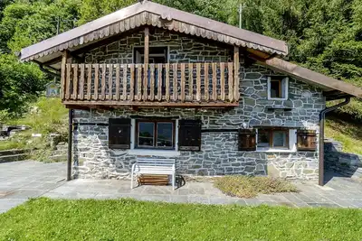 Image de Small rustic dream in a quiet location with a view of the mountains