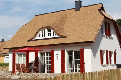Romantic apartment in thatched house (upper floor) with large garden, child-friendly