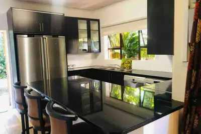 Stunning Private Apartment with a Beautiful Garden Oasis!