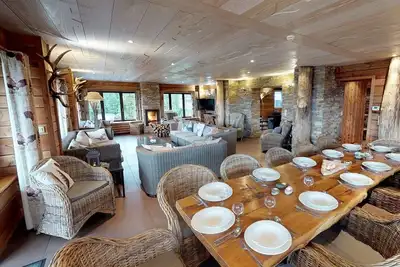 Image de Grande maison de style Savoyard avec piscine couverte, sauna, salle de réunion