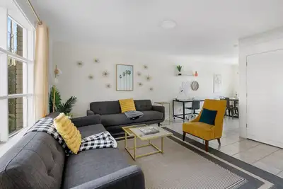 Image de Stylish Escape: Posh Old Village Townhome