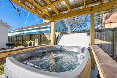 Image de Boho Bliss: Hot Tub Haven Near Great Dining