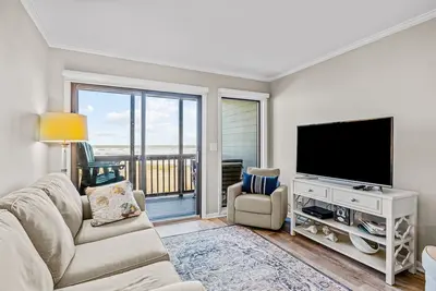 Image de Ocean-view condo with beachfront access, pool, fishing dock, & private balcony