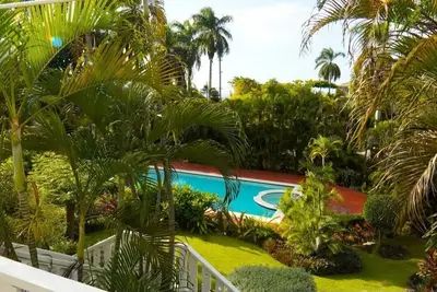 Image de Newly remodeled unit in gated complex.
