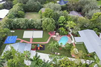 Image de Spacious 8br w\/ Guesthouse, Pool & Tons of Games