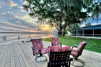 Image de Peaceful & stylish pool home with gorgeous lake views