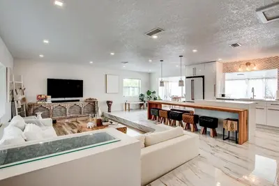 Image de Luxury 5 bedroom waterfront with dock