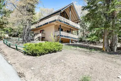 Image de Serene mountain view cabin with wood stove, balcony, patio, deck, and gas grill