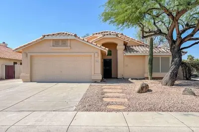 Wow! 3bdr Single-story home in Tempe/Chandler