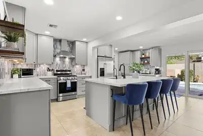 Image de Mins to OldTown & Walking/BikePath! Updated 4 Bdrm Home w/ Pool, Office, Parking