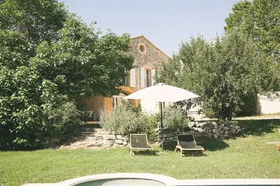 Image de Splendide Bâtisse au Cœur d'un Vignoble Provençal