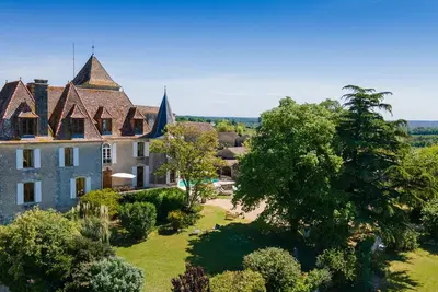 Image de Chateau de Carsac with park and heated pool, perfect for families and groups.