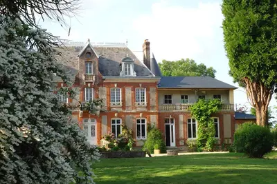 Image de Chateau familial au milieu de son grand parc arboré.