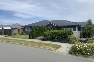 Image de Family Home ten mins from beach - central location