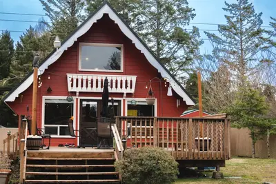 Image de Cozy Cabin w/ 6 minute walk to the beach!