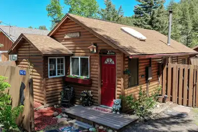 Image de Welcome to our getaway at Annie's Mountain Retreat!