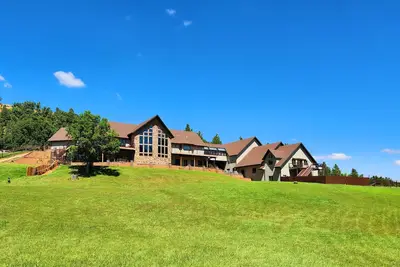 Image de Enormous Rally Rental - Custom Estate off paved Road w/ Extra Motorcycle Parking