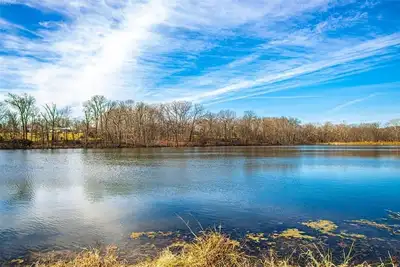 Image de Secluded and Cozy Lake House/Farmhouse on 40 acres with a 13 acre private lake