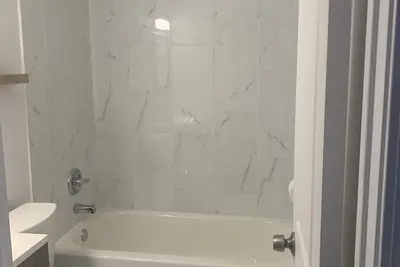 Image de Fully remodeled home close to hiking trails and shopping.