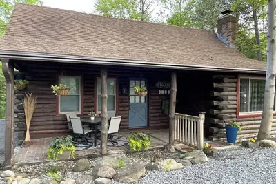 Image de Slippery Rock Cabin on the Creek. Close to McConnell’s Mill & Moraine St. Parks.