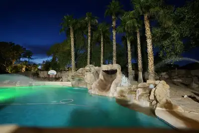 Image de Amazing Custom Home - Oasis Resort Style Pool