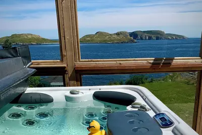 Image de Oceanfront retreat with hot tub!