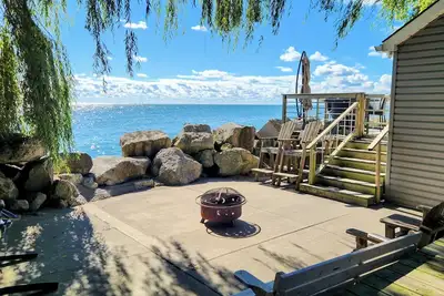 Image de Sunrise Retreat - Lakefront Cottage w\/ Hot Tub