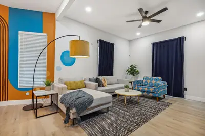 Image de Brushstrokes Bungalow | Bishop Arts | Centrally Located