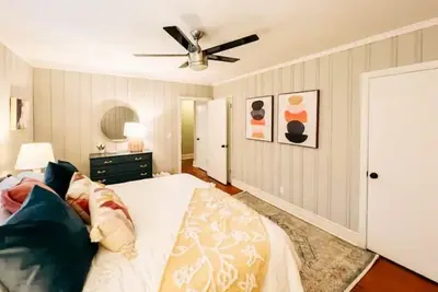 Image de ★ Just Renovated! ❤ Comfortable Modern Oasis ★