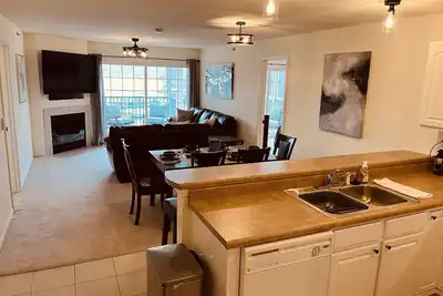 Image de Lake View! ! 3 Bed 3 Bath, Great Location! ! Pool! !