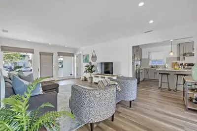 Image de Luxurious Craftsman Home 3-Blocks Away From Beach