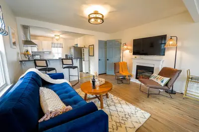 Image de Newly Renovated Lakefront Cottage, Peaceful, Cozy Modern Farmhouse ~Dog Friendly