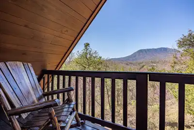 Image de Guy's Trip! - Mountain View, Hot Tub, Fire Pit & Game Room